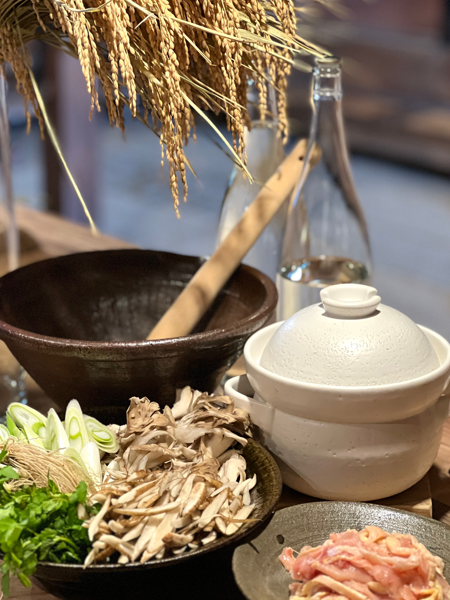 きりたんぽ鍋 - 土鍋とすり鉢と具材